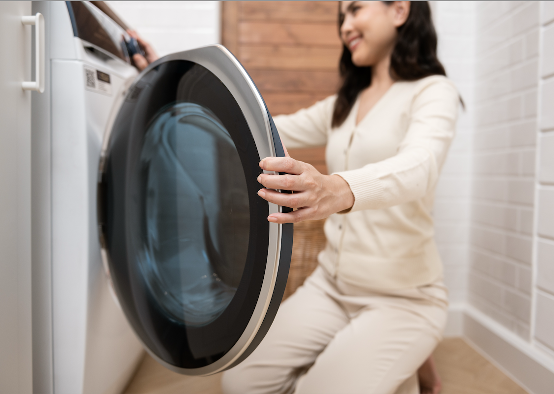 Máquina de lavar enchendo de água mesmo desligada: o que pode ser?